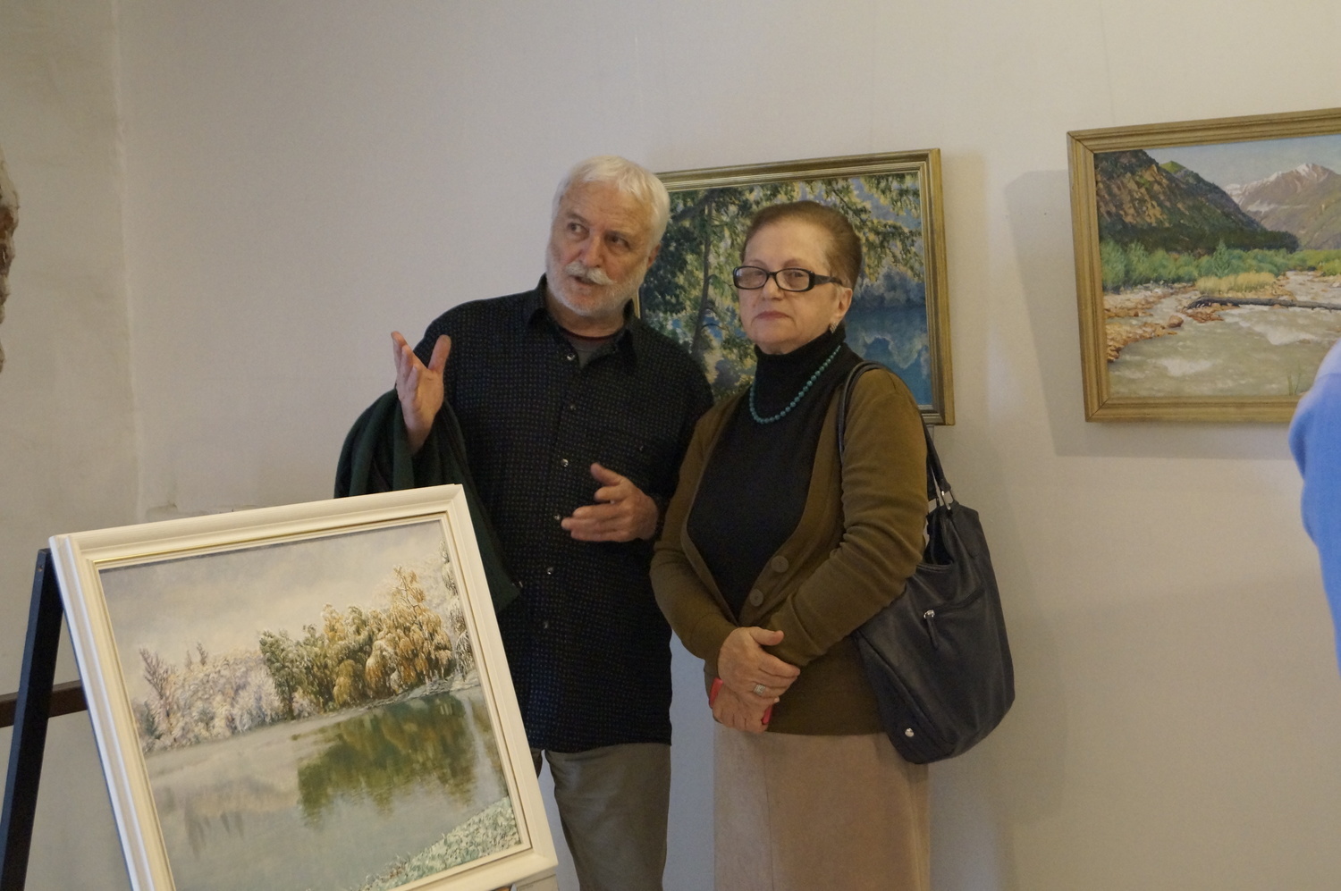справа: Дареджан Сергеевна Беридзе -  Член Санкт-Петербургского отделения Союза художников России, секция декоративно-прикладного искусства.