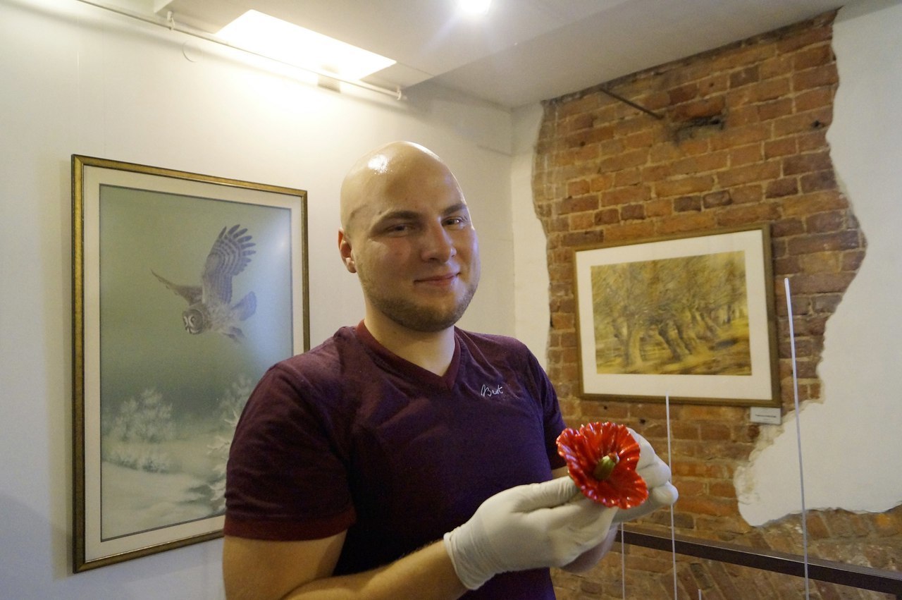 На вечере наши гости могли увидеть, как под руками художника-кондитера Ивана Хрящикова(Москва) вырастают фантастические цветы из карамели.