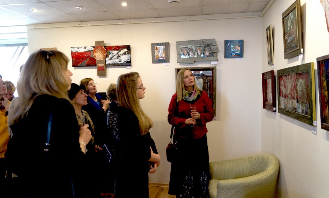 О. Лысенкова и гости выставки «Сто оттенков красного»