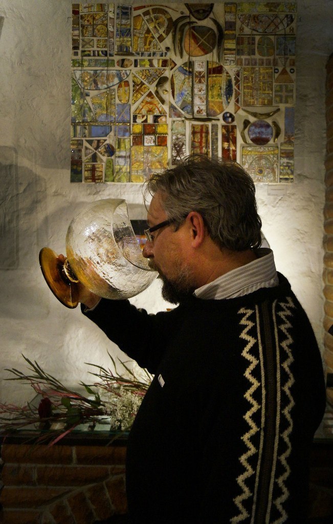 Сергей Белоусов - член союза художника РФ пьет до дна  из призовой чаши  за "Глубину в искусстве")